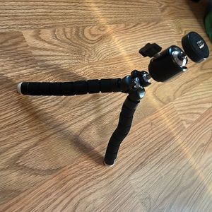 Compact mini tripod for phone, tablet